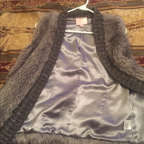 Romeo & Juliet Faux Fur Vest - Picture 5 of 7